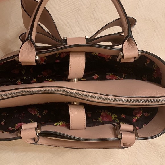 Tan Betsy Johnson tote bag with floral pink/black interior with 7 pockets - Picture 3 of 4